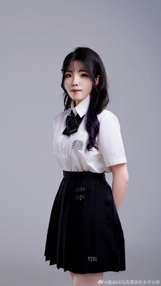 "无畏契约女子战队正式亮相，颜值与才华双重魅力吸睛！"