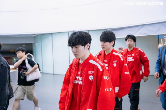 电竞新闻: 全华阵容再次崛起！老中青三代华裔选手转会期后哪个战队最强？